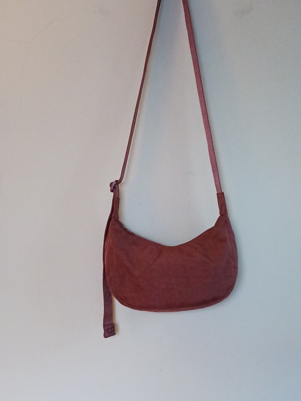 NWT BAGGU Small Mahogany Crescent Bag - Picture 9 of 10